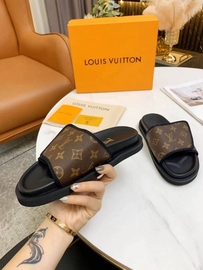 Chinelo Louis Vuitton Monogram Black - LLebu: A melhor experiência de  Luxo online do mundo!